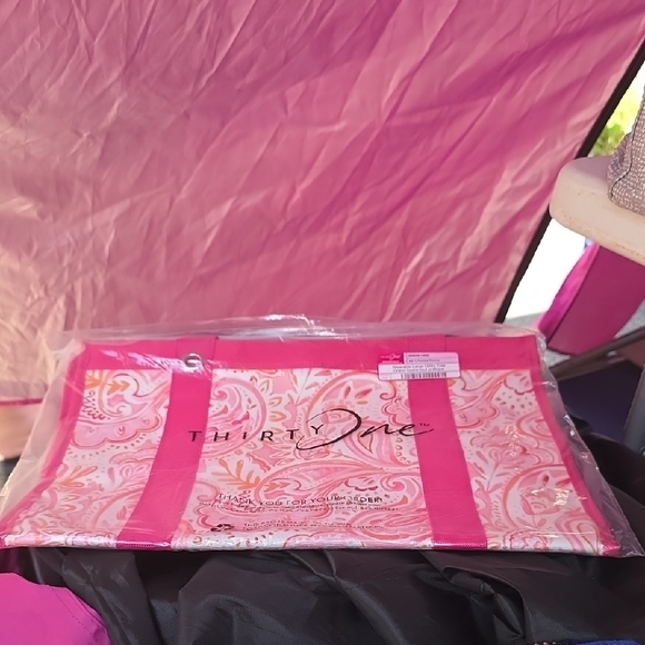 thirty-one | Bags | Thirtyone Pink And White Paisley Tote | Poshmark